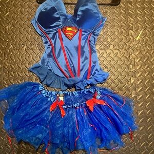 HOT TOPIC: Junior/young adult Supergirl HALLOWEEN 🎃 costume- bustier w/ skirt